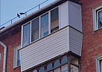 Остекление балкона с выносом сайдингом и крышей mobile