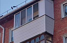 Остекление балкона с выносом сайдингом и крышей tab