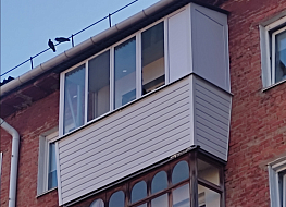 Остекление балкона с выносом сайдингом и крышей