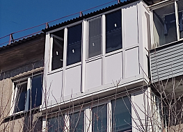 Ростовое остекление балкона с выносом и крышей