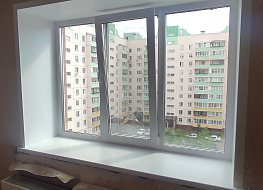 Трех створчатое окно в кирпичный 9 этажный дом