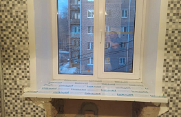 Двух створчатое окно в 5 этажный кирпичный дом tab