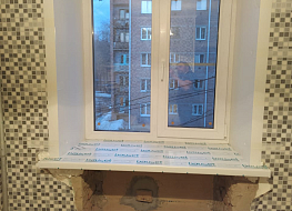 Двух створчатое окно в 5 этажный кирпичный дом