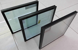 Это герметичная конструкция состоящая из нескольких стёкол,соединённых между собой. Существуют однокамерные, двух камерные стеклопакеты tab