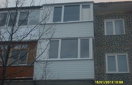 Уличная отделка парапета - профнастил, верхний балкон сделана крыша - профнастил. tab