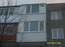 Уличная отделка парапета - профнастил, верхний балкон сделана крыша - профнастил.