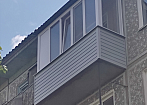 Остекление балкона с сайдингом и крышей mobile
