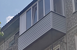 Остекление балкона с сайдингом и крышей tab