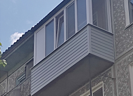 Остекление балкона с сайдингом и крышей