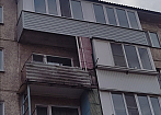 Остекление балконов на последнем этаже с сайдингом и крышей mobile