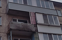Остекление балконов на последнем этаже с сайдингом и крышей tab