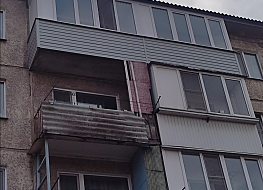 Остекление балконов на последнем этаже с сайдингом и крышей