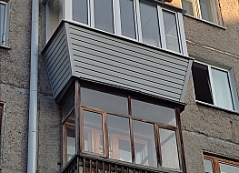 Остекление балкона с выносом и сайдингом