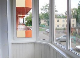 Остекление и отделка балкона с эркерным соединением. Отделка стен панелью вагонка, пол дерево (сосна)
